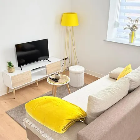 F2 Avec Extérieur Et Entrée Indépendante *